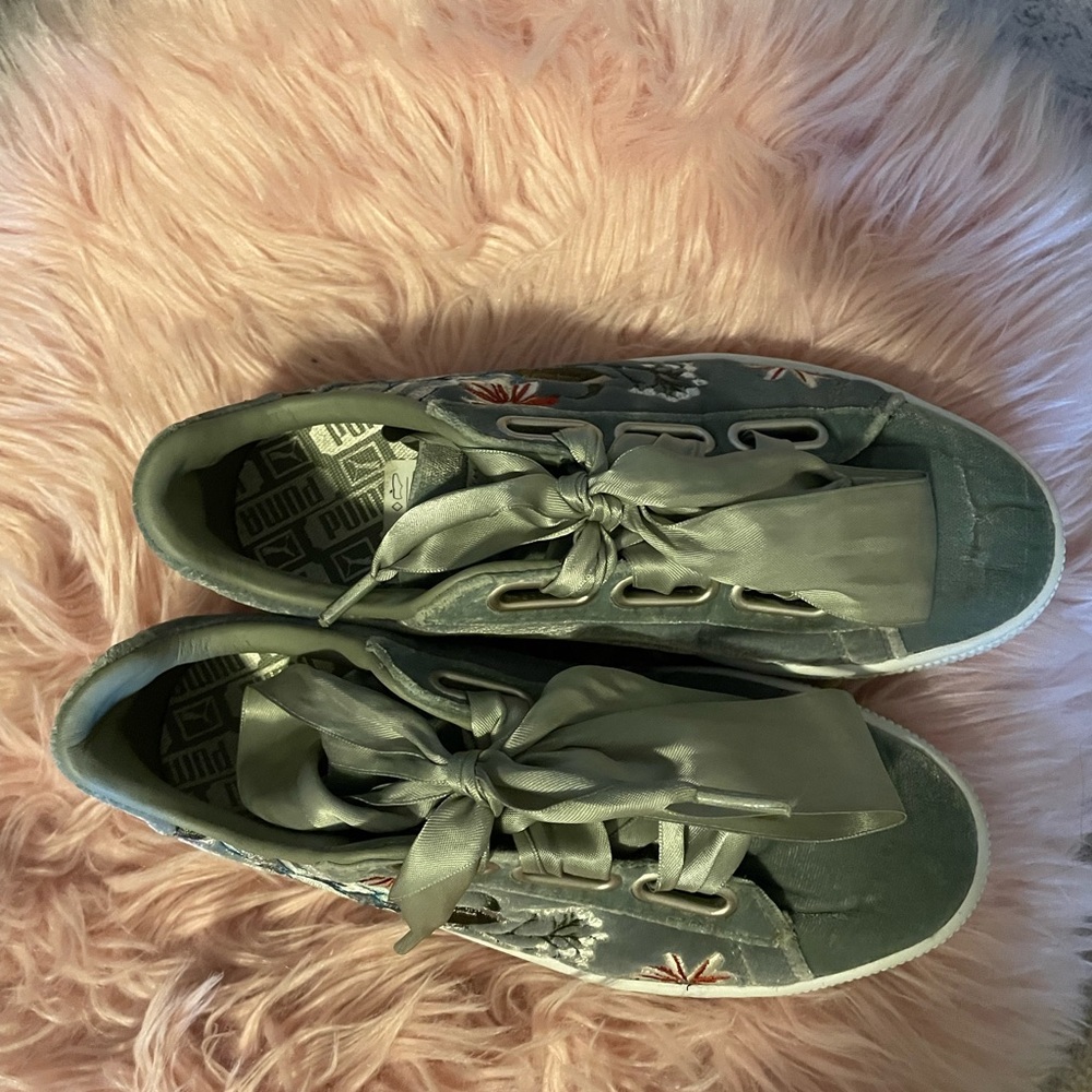 Brand new velvet puma sneakers